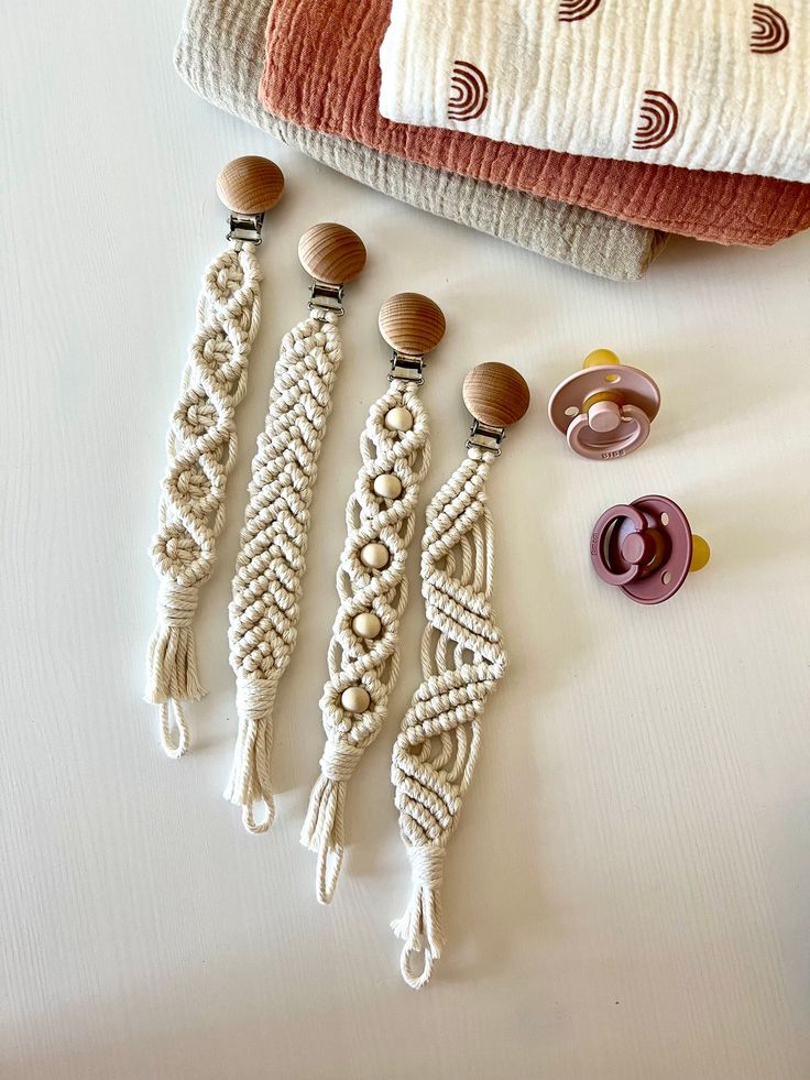 Attache-tétine en macramé, nouveau cadeau de naissance, cadeau de baby shower, couleur neutre, bébé garçon, petite fille, cadeau de naissance unique, bohème, attaches tétines en macramé et bois