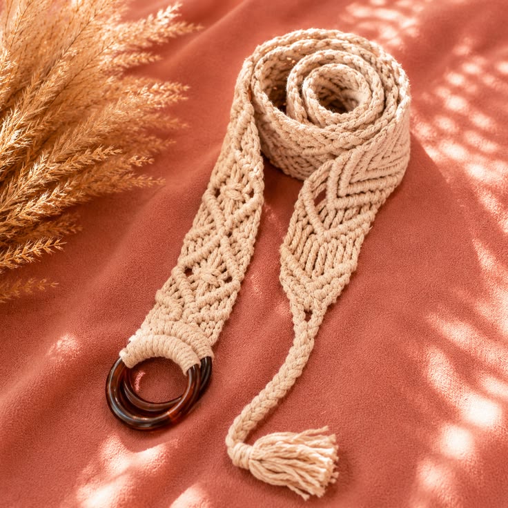 Cinto Petra — Macramê Areia Geométrico com Argolas de Madeira _ MacraLessa ceinture en macramé avec boucle en plastique marron