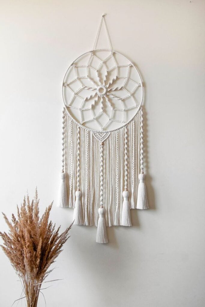 attrape rêve en macramé à pompons