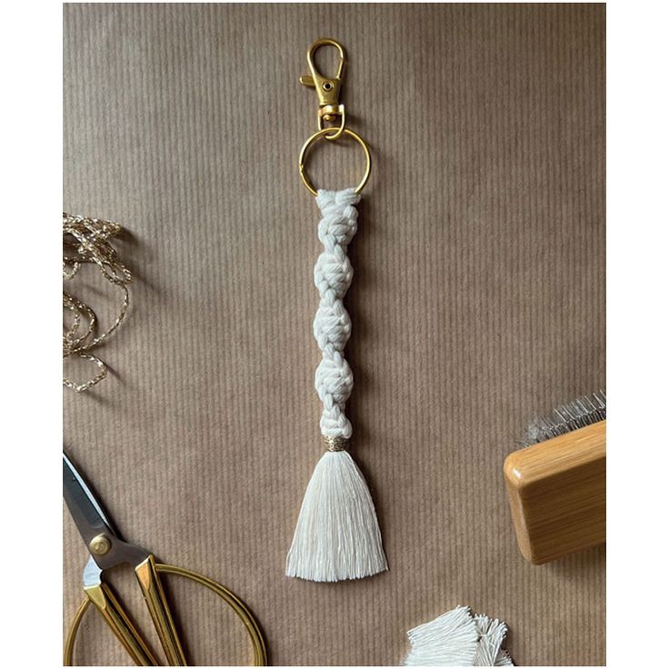Objectif macramé _ Mes premières créations _ livre macramé facile grand porte clé en macramé avec attache dorée