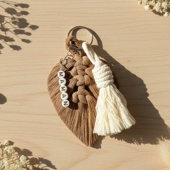 Porte-clé personnalisé macramé – pompon & feuille avec prénom en perles - 2 mots (+1€) _ Bleu clair porte clé en macramé personnalisé