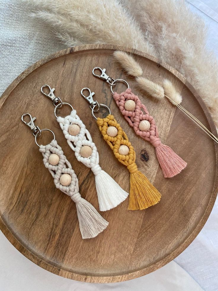 Porte-clés de Macrame avec des boules en bois _ Etsy porte clé en macramé avec perle de bois