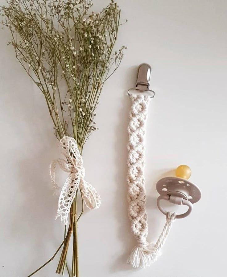 attache tétine attache tétine en macramé simple