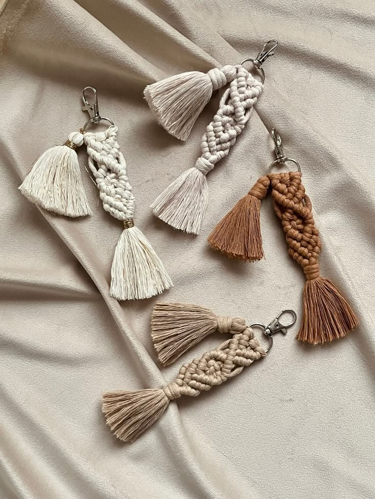 porte clé en macramé avec pompon