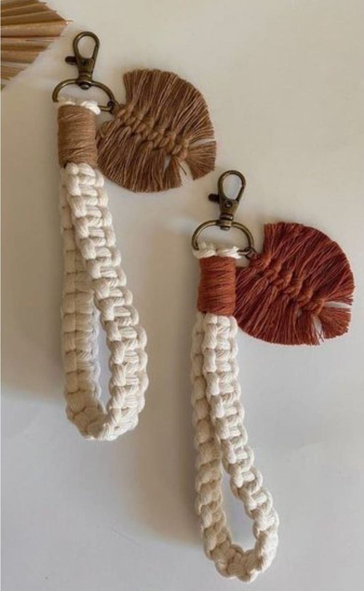 porte clé en macramé avec petite feuille
